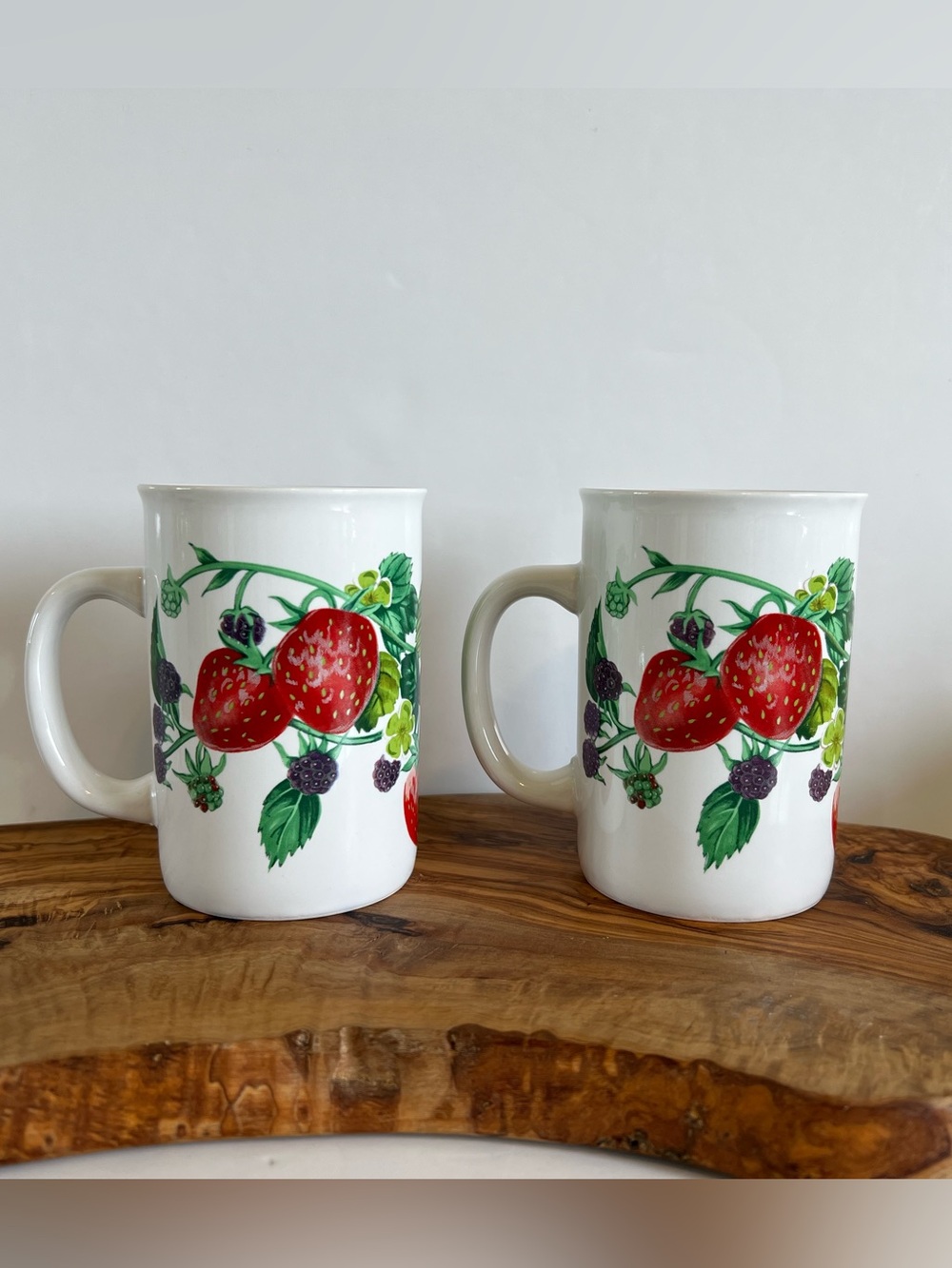 POTPOURRI PRESS Korea 1991 FRUITS/STRAWBERRIES Ceramic Coffee Mug Set Of 2